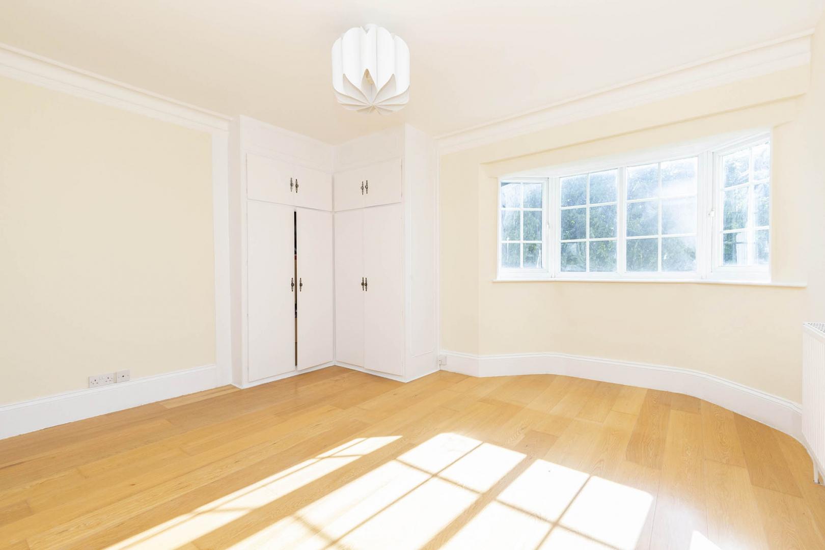 			4 Bedroom, 1 bath, 1 reception Flat			 Ludlow Way, Hampstead Garden Suburb